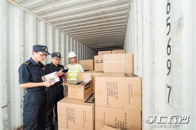 60℃集裝箱內海關查驗員保通關，技術進出口的安全守護者